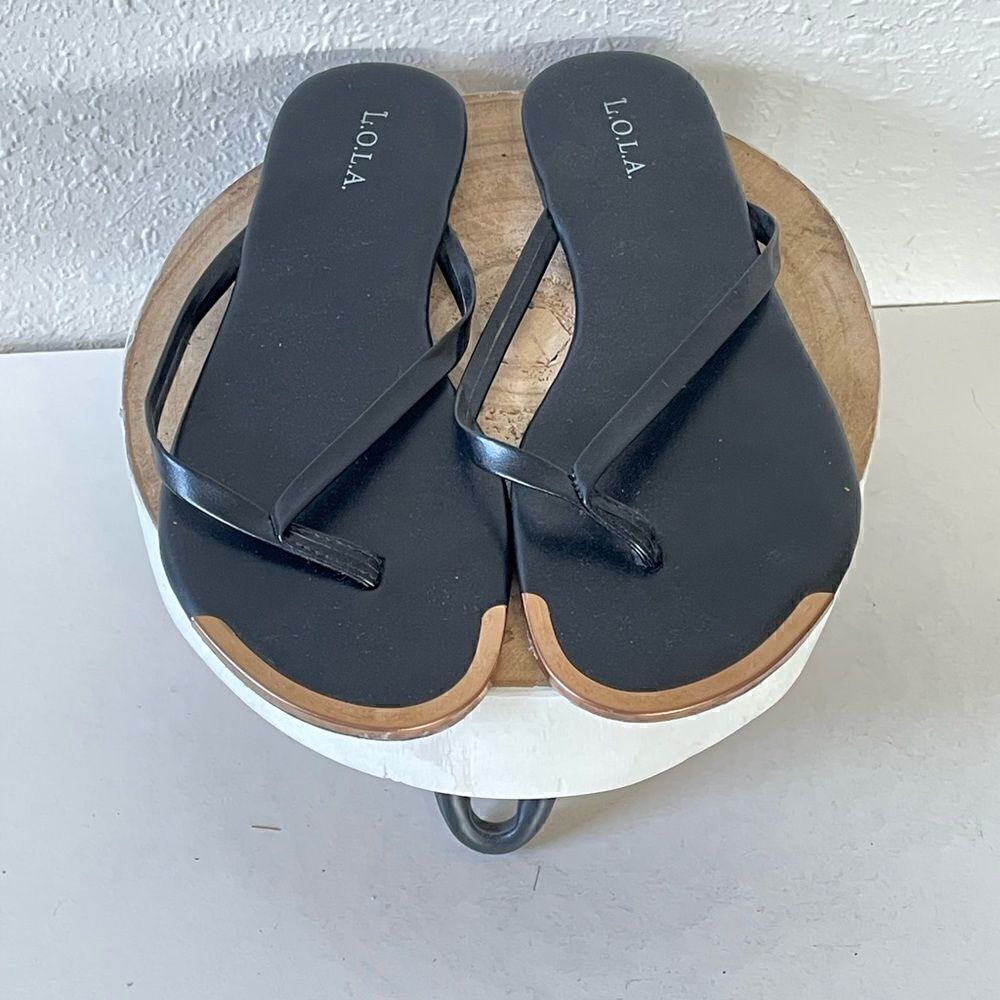 EUC L.O.L.A Womens Black and Gold Sandals Size 6